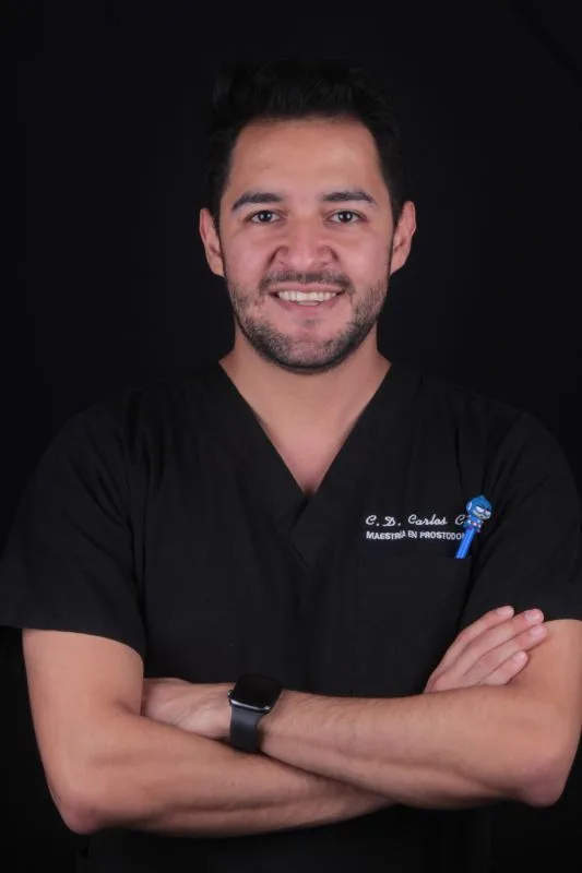 Dr. Carlos Cota en su consultorio